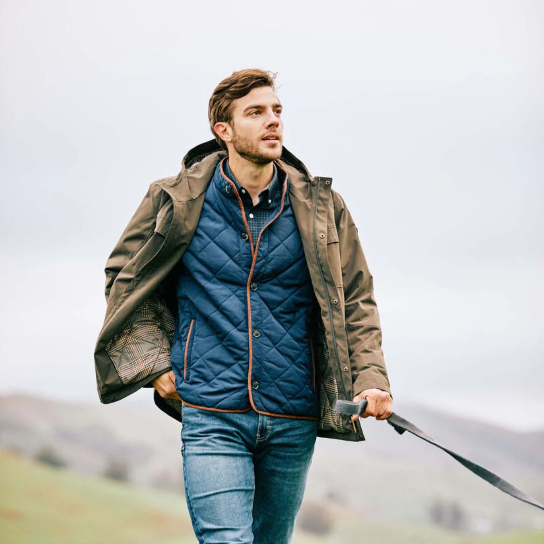 Ariat Men's Woodside Quilted Gilet in Navy - Image 2