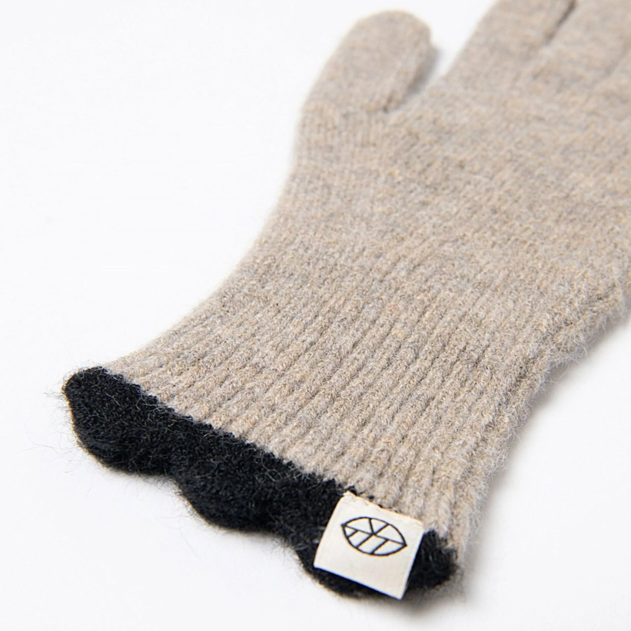 Surkana Gofe Gloves in Beige with contrasting Scallop Detail in Black - Image 2