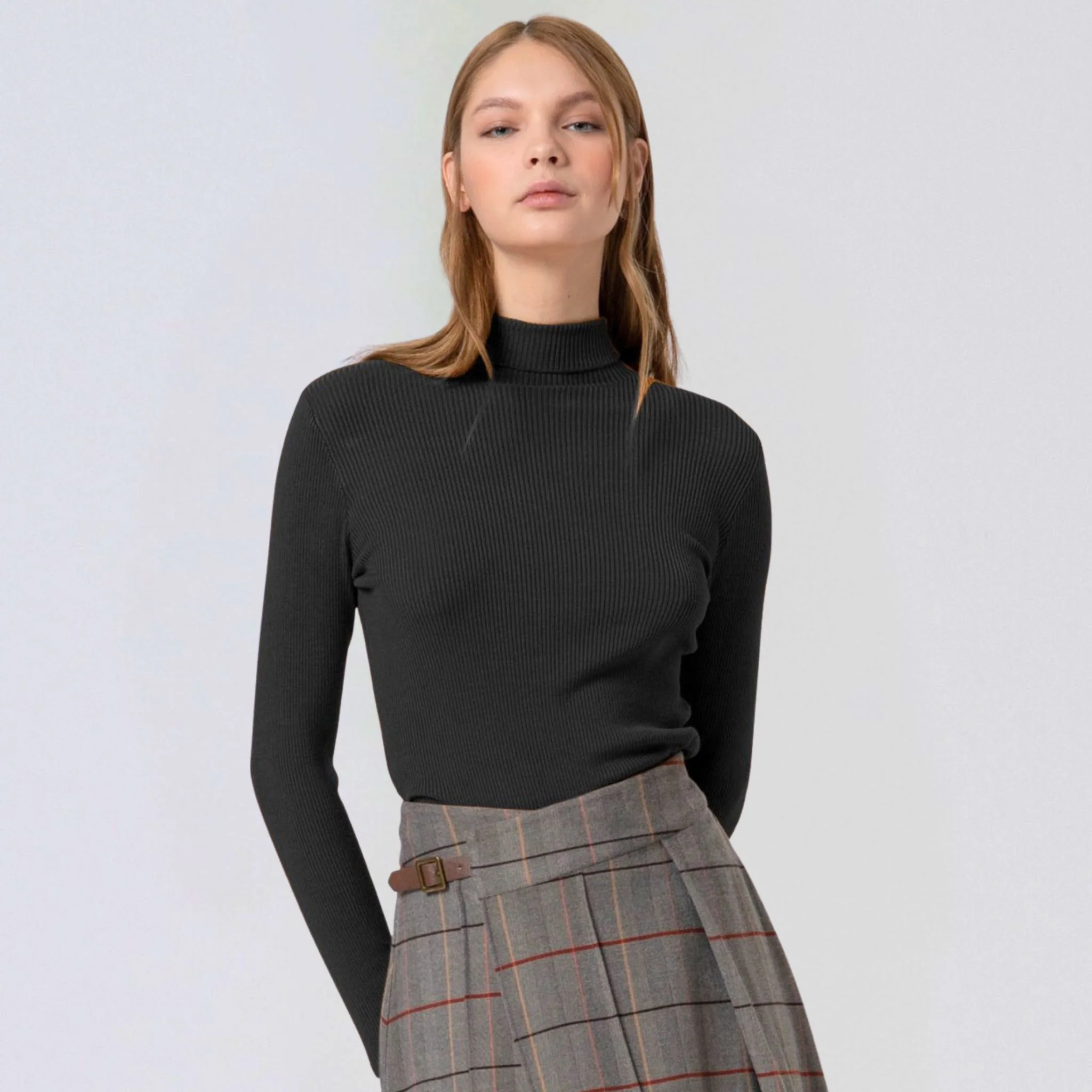 Surkana Women's Liza Ribbed Turtleneck Jumper in Black